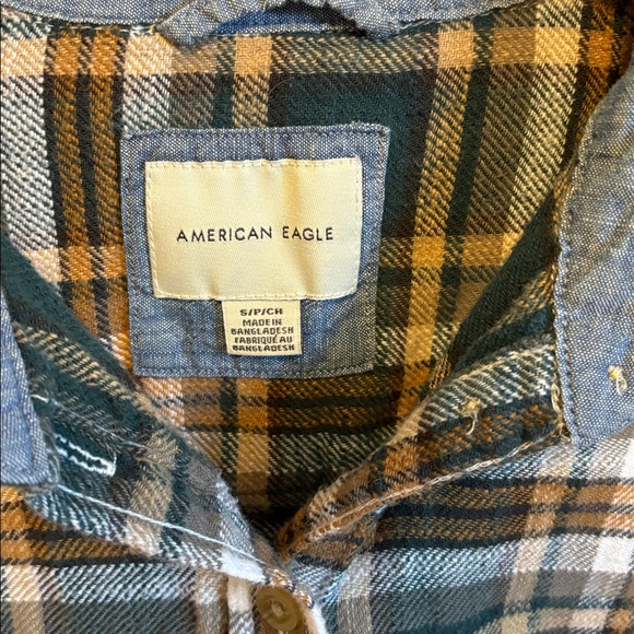 American Eagle Outfitters cropped plaid flannel. - Picture 3 of 6